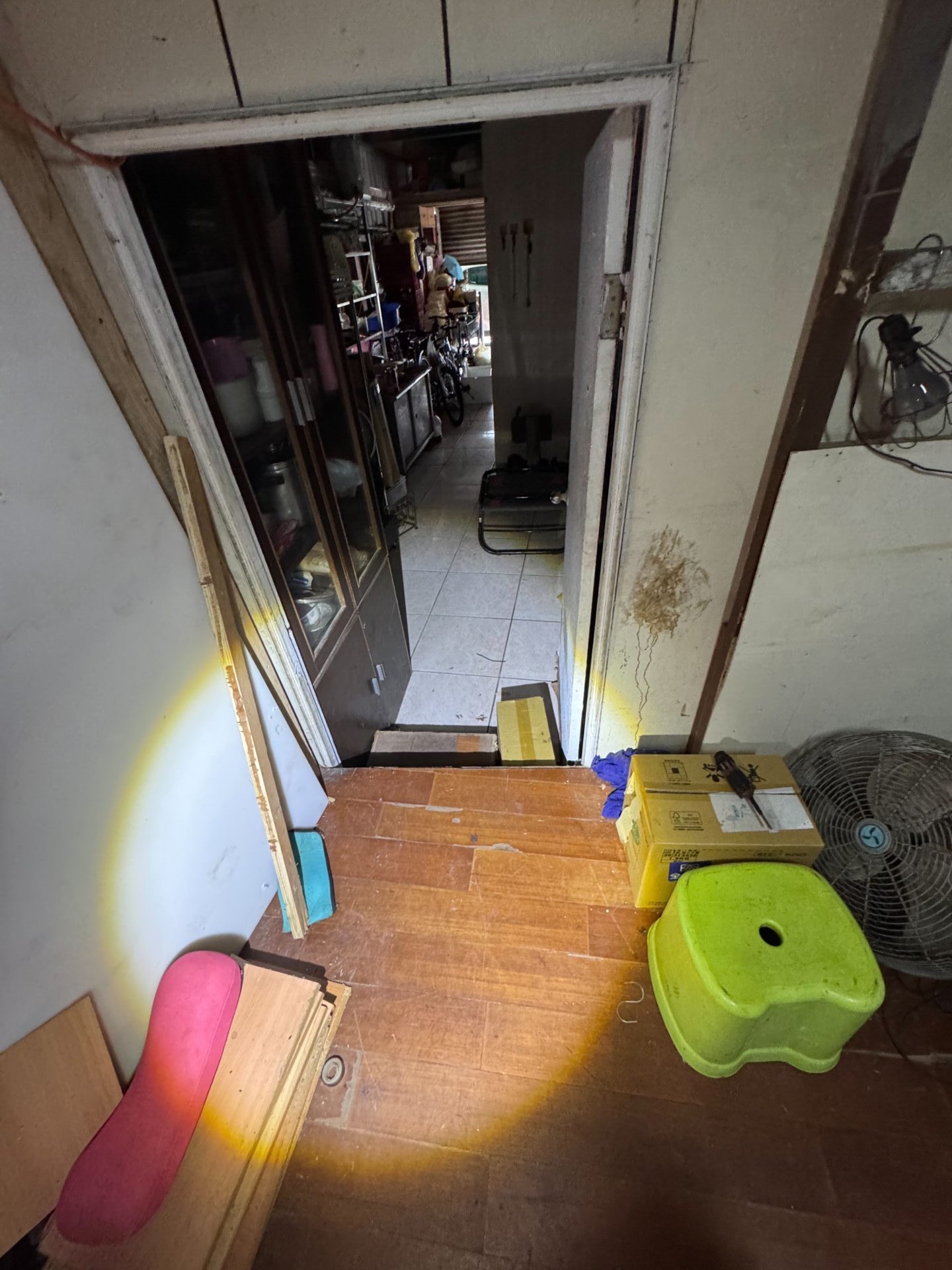 同一案場木地板受害的另一個角度