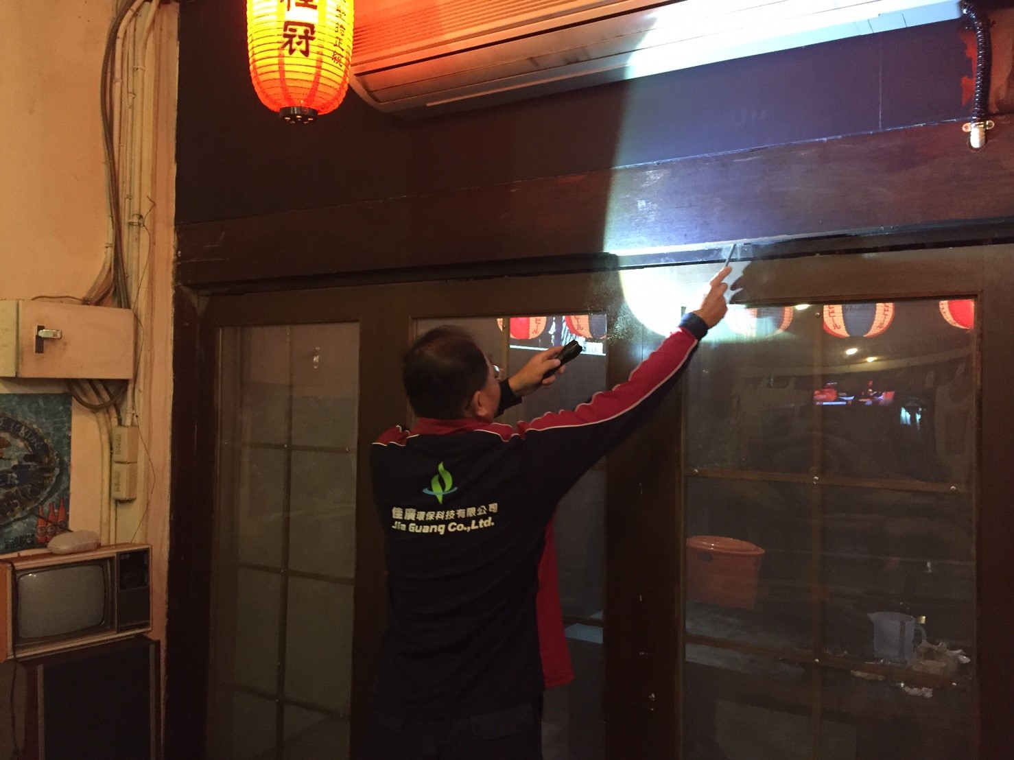 佳廣技術人員在台南案場進行白蟻現場勘查